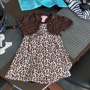 Little girls long top or dress depends on who.